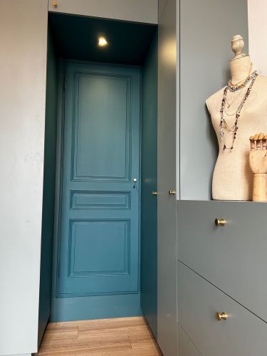 réalisation d'un dressing moderne dans un appartement bourgeois par Design Archi à Nice