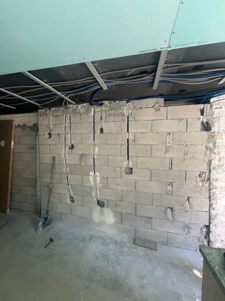 montage d'une cloison de séparation dans l'appartement