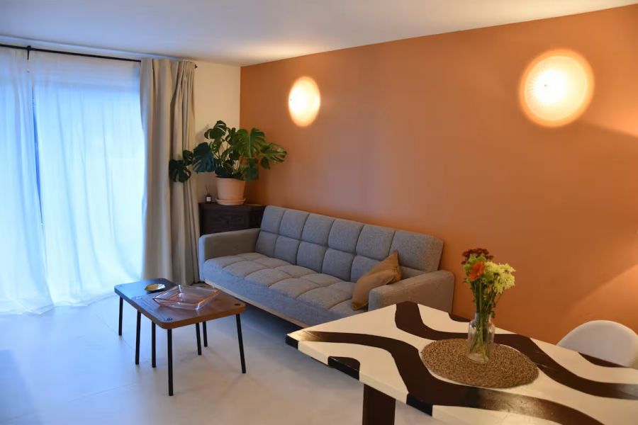 espace salon illuminé grâce à la double baie vitrée