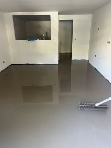 ragréage en béton du sol de l'appartement