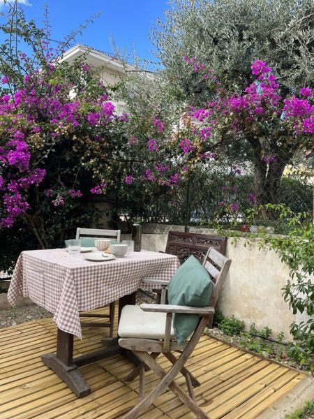 petite terrasse privée réalisée dans un coin végétalisé