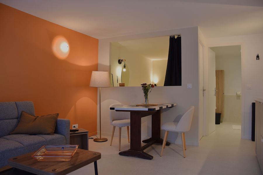 salon avec ouverture sur la chambre pour une impression d'espace